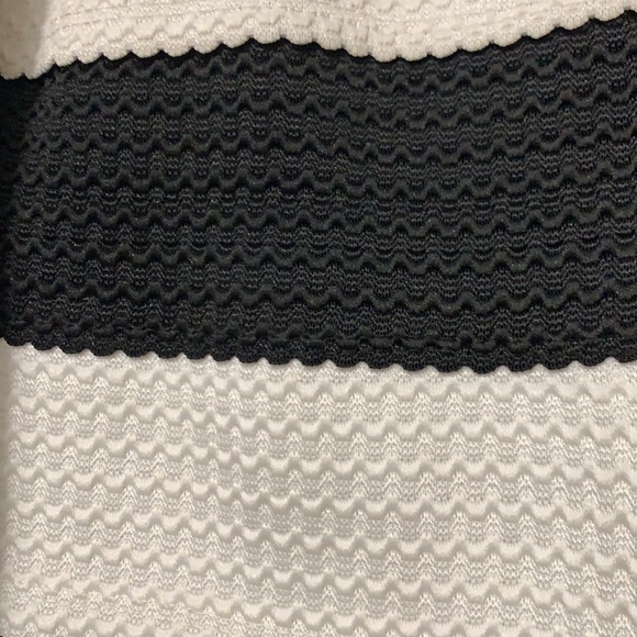 Gently used black and white skirt - Picture 2 of 5